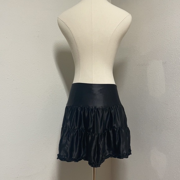 GUESS NWT SIZE M BLACK SATIN RUFFLE MINI SKIRT - Picture 6 of 11